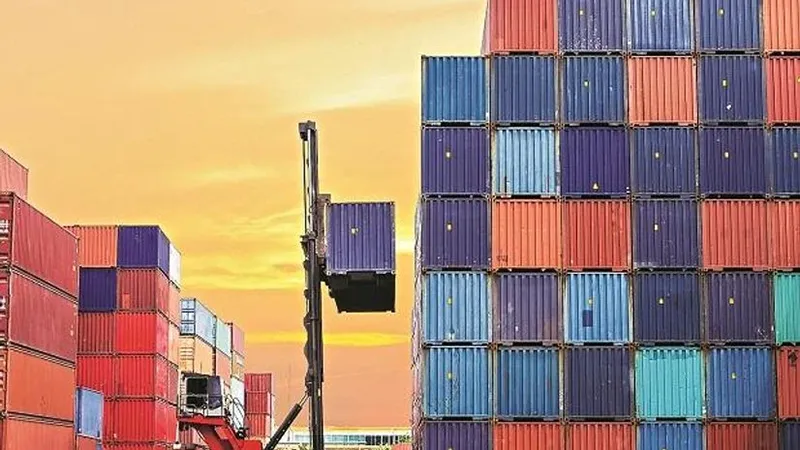 Why is Iraq considered a strategic destination for Iranian ceramic tile exporters?